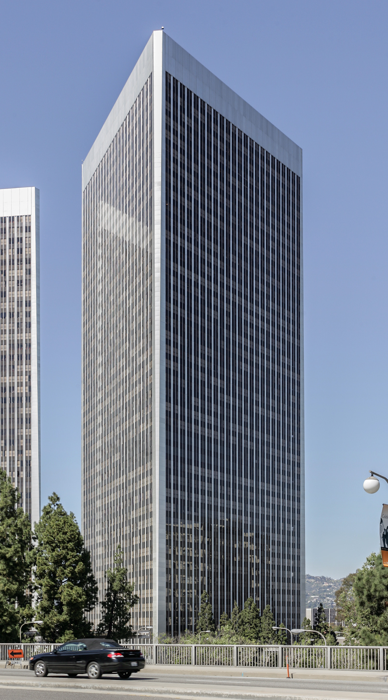 Century Plaza Tower II, Los Angeles - View from the south. © Mathias Beinling